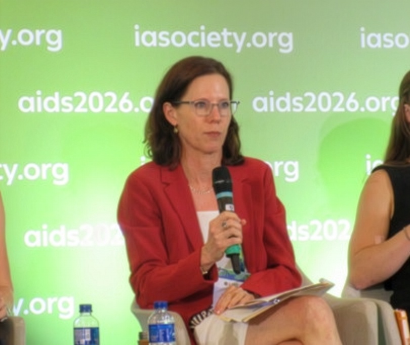 La Dra. Annie Luetkemeyer, de la UCSF, en el congreso AIDS 2026, donde presentó su investigación sobre la pastilla semanal contra el VIH